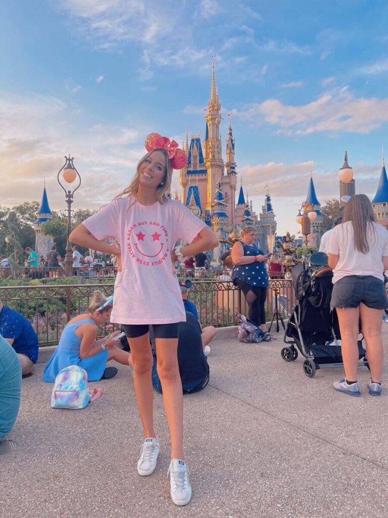summer Disney world outfit ideas, t-shirt and tight shorts