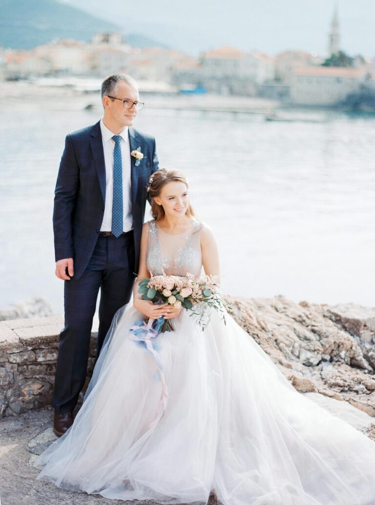 Read more about the article Stylish and Effortless Beach Engagement Photo Outfits