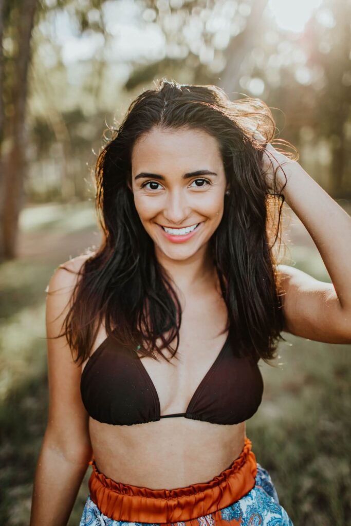 summer travel outfits girl on the beach in a black top